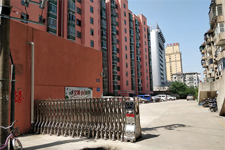 东平低价出售楼房位于西山路交警大队北50米路东第一第三实